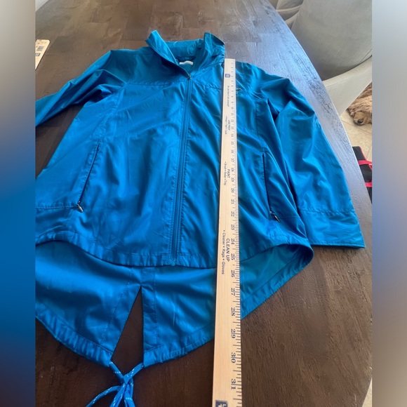 COLUMBIA WOMAN’s wind rain jacket breaker with hood. Long back to cover bottom - Picture 10 of 12